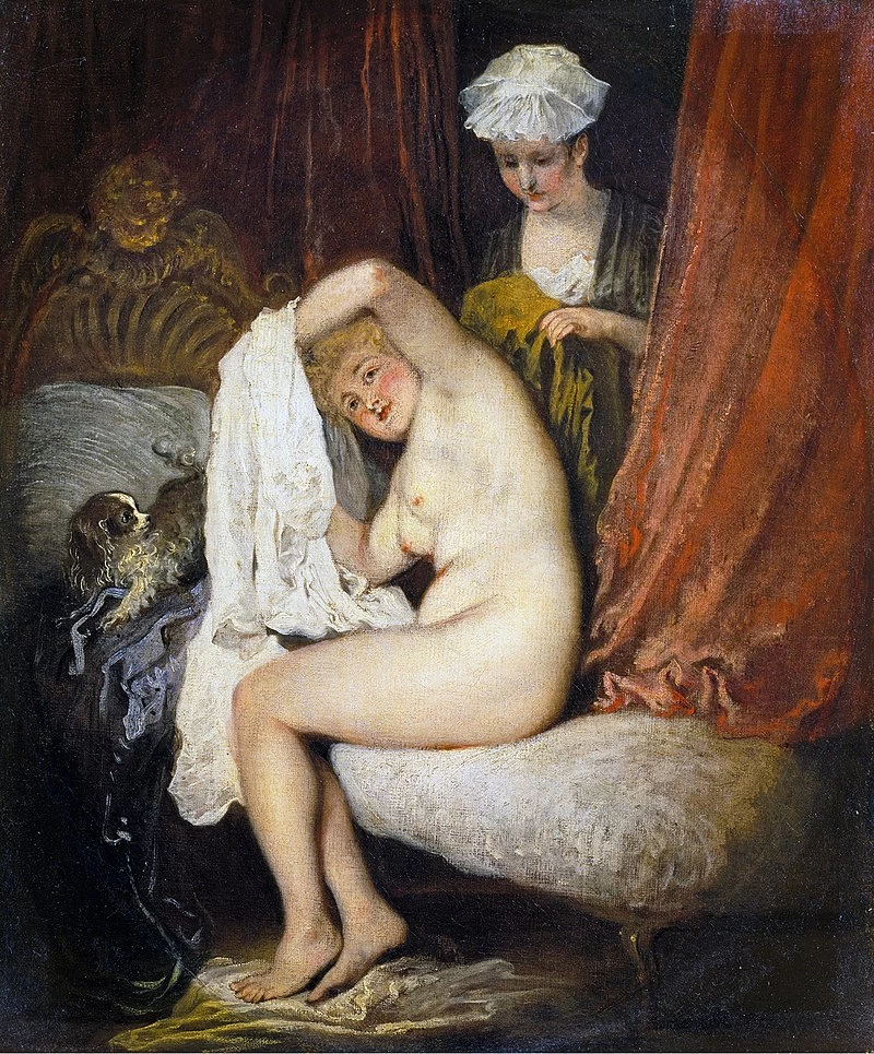 Donna nuda che si toglie la camicia
